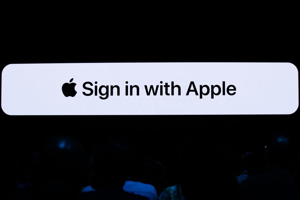 Apple wprowadza nową możliwość logowania do zewnętrznych aplikacji – „Sign in with Apple”. Zapewnia prywatność i bezpieczeństwo