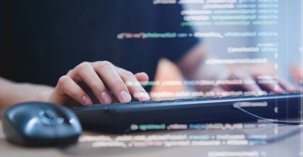 Jak można śledzić komendy wprowadzane z wiersza linii poleceń i PowerShell?