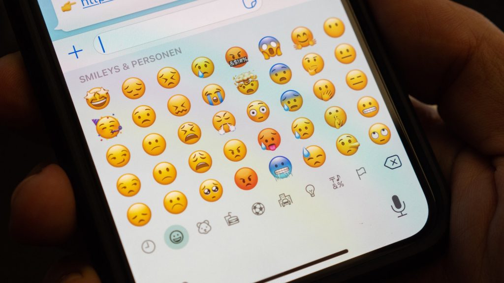 Infekowanie wirusem urządzeń za pomocą emotikonów (emoji).